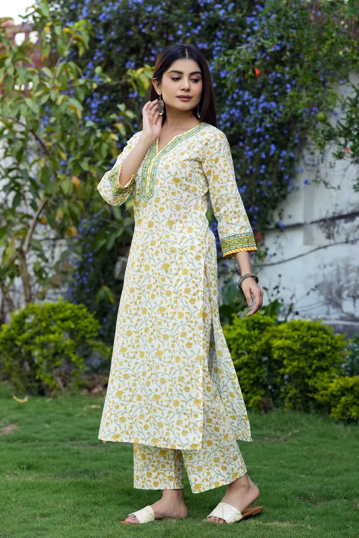 Straight Fit Kurta/Pant Set in Yellow Buti Print