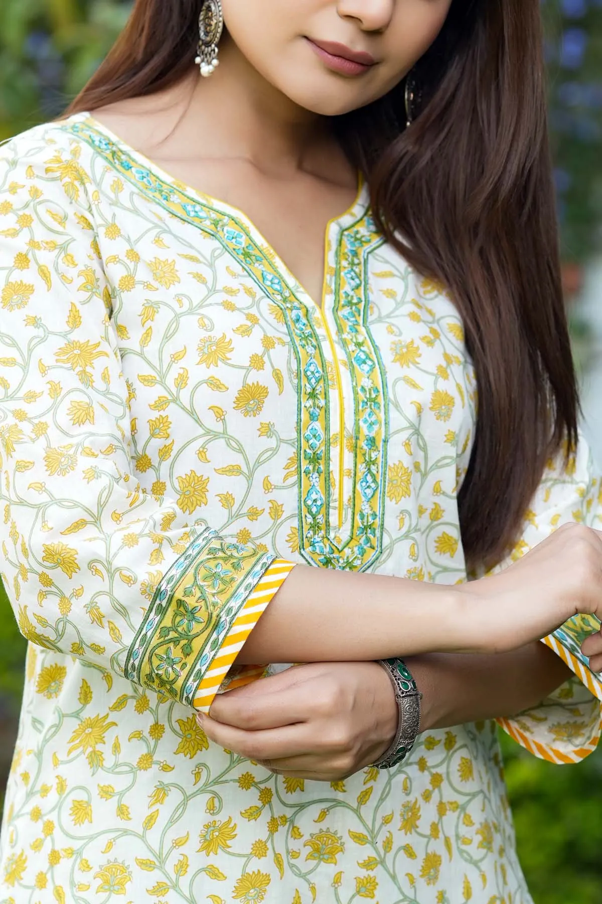 Straight Fit Kurta/Pant Set in Yellow Buti Print